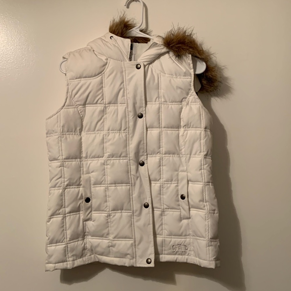 Pristine GAP womens white vest with faux fur collar
